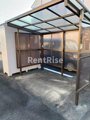 ファミーユ2000の駐車場