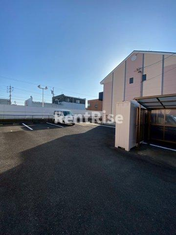 ファミーユ2000の駐車場