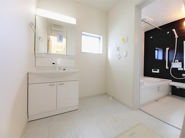 【平下平窪1期／1号棟】　おしゃれさん必見♪デザイナーズ新築建売住宅！　の独立洗面台|同施工◆洗面所の写真です◆　洗面台は朝をすっきりさせてくれる空間としては大切な空間です。バタバタしている忙しい朝でも収納が多い洗面台では短い時間で効率良く支度ができます。

