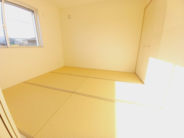 【平下平窪1期／1号棟】　おしゃれさん必見♪デザイナーズ新築建売住宅！　の和室|同施工◆和室の写真です◆
和室は個室としても使えるから来客時にも対応しやすいですし、
キッズスペースやお昼寝スペースにもなります（＾＾）☆

