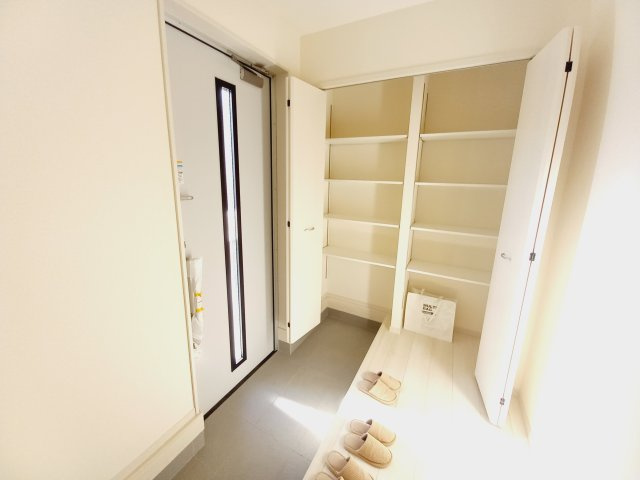 【平下平窪1期／1号棟】　おしゃれさん必見♪デザイナーズ新築建売住宅！　の玄関|同施工◆玄関の写真です◆
お洒落な玄関は気分が良いですね♪広々とした玄関になっております。　ご両親やお友達が来ても、靴の置き場に困ることはありません。収納力たっぷりで、整理整頓も楽ちんですね。



