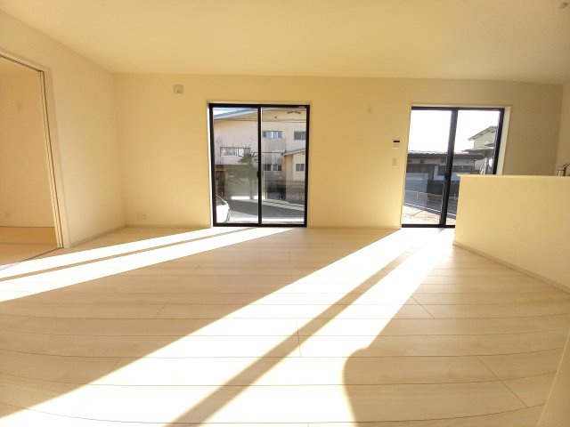 【平下平窪1期／1号棟】　おしゃれさん必見♪デザイナーズ新築建売住宅！　の居間・リビング|同施工◆居室の写真です◆　日当たり良好の居室は気持ちが良いですね。　家族構成によって色んなアレンジを加えられます♪それぞれにプライベートなスペースを持ち、子どもたちの成長も見守ることができますね。

