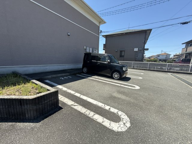 クラール雅の駐車場