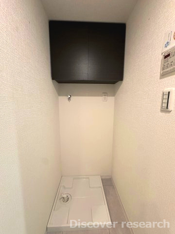 パークウエスト東京イーストブロックC棟のランドリースペース|【ランドリースペース】
上部に吊戸棚が設けており洗剤などを綺麗に収納しておくことができます。