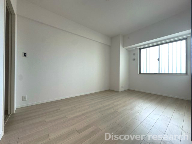 パークウエスト東京イーストブロックC棟の洋室|【洋室1（約7.0帖）】
約７帖の広々した洋室です。腰壁窓なのでベッドなどの家具が配置しやすそうです。