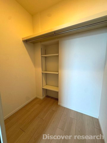 パークウエスト東京イーストブロックC棟の収納|【ウォークインクローゼット】
棚付きの広々したウォークインクローゼットでキャリーケースのような大きな荷物から、バック等の小物類まで整理して収納しておくことができそうです。