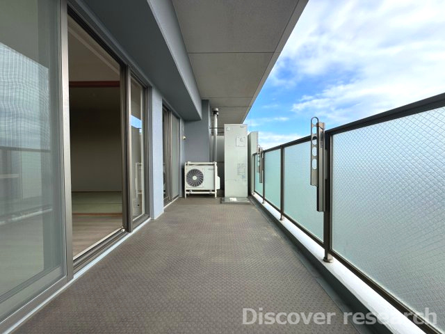 パークウエスト東京イーストブロックC棟のバルコニー|【バルコニー（12.60㎡）】
幅の広いバルコニーで洗濯物も干しやすそうです。
イスなどを置いてゆっくり14階からの眺望を楽しむこともできそうです。