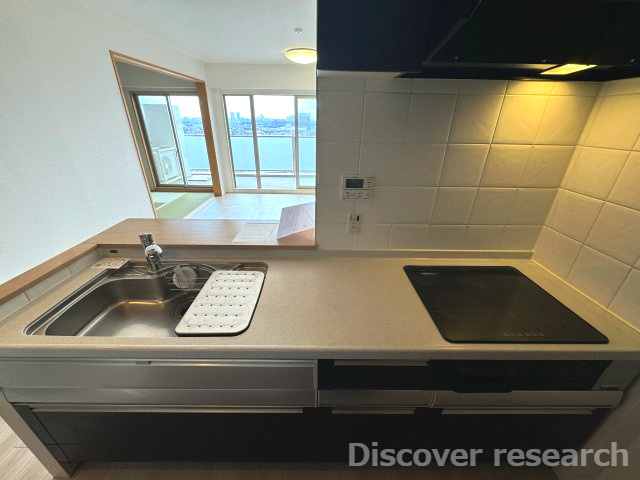 パークウエスト東京イーストブロックC棟のキッチン|【カウンターキッチン(浄水器付水栓)】
IHコンロでお掃除がしやすいキッチンです。