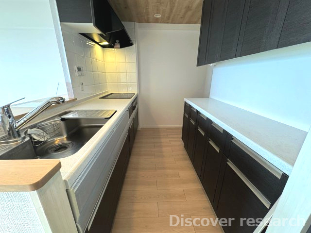 パークウエスト東京イーストブロックC棟のキッチン|【カウンターキッチン(浄水器付水栓)】
背面には収納豊富な棚があり綺麗に収納できます。