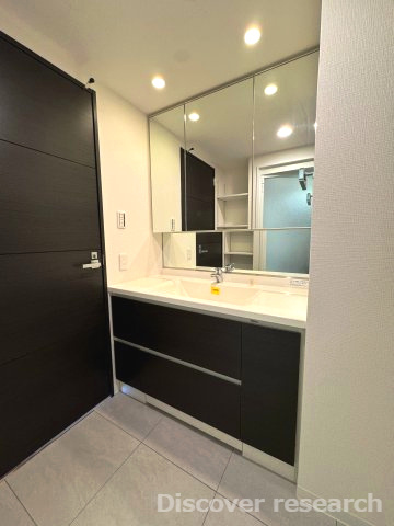 パークウエスト東京イーストブロックC棟の独立洗面台|【三面鏡付洗面化粧台】
ワイドな洗面化粧台で忙しい朝にも二人で使用することも可能です。