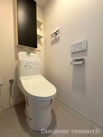 パークウエスト東京イーストブロックC棟のトイレ|【トイレ（温水洗浄便座一体型便器）】
白を基調としており落ち着き、清潔感のあるトイレです。