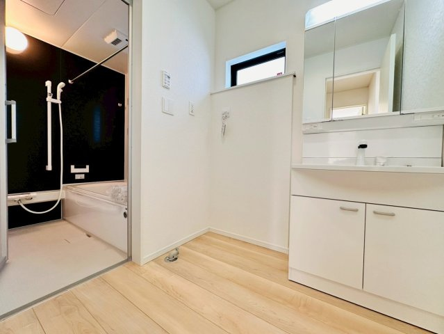 ♥♥宜野座村漢那第2-3号棟（全４棟）の独立洗面台|独立洗面台、小物を置くことができて便利です