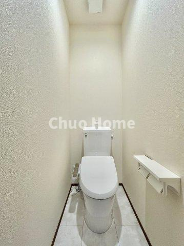 江戸川区南篠崎町1丁目新築分譲住宅のトイレ|【トイレ】温水洗浄便座機能付きトイレ。温水洗浄便座は清潔にお使いいただくための大切なアイテムです。