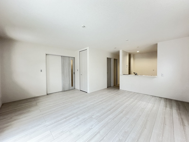 【居間・リビング】 | 清瀬市下宿2丁目　新築一戸建住宅　全19棟　(志木本店) | 家族でゆったり18.62帖LDK、WIC付で収納充実