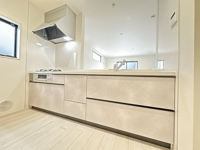 【キッチン】 | 清瀬市下宿2丁目　新築一戸建住宅　全19棟　(志木本店) | 家族とつながる対面キッチン／収納充実