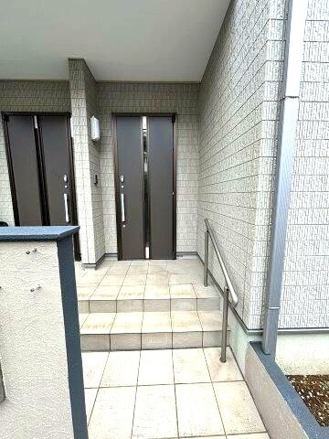 岡村戸建のエントランス