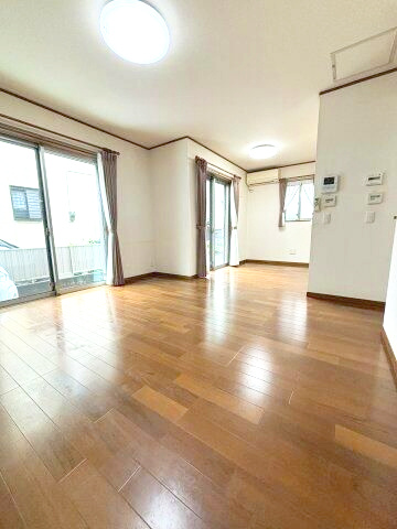 岡村戸建の居間・リビング