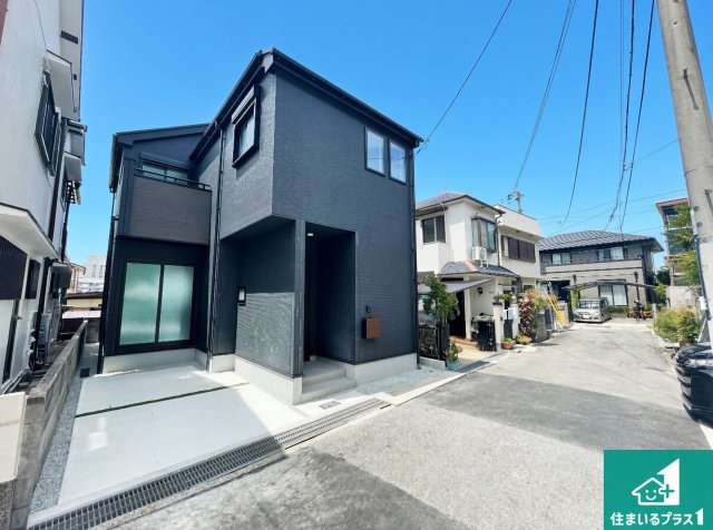 神戸市垂水区千代が丘　新築一戸建ての前面道路含む現地写真|周辺は閑静な住宅街！前面道路広々で車の出し入れも便利です。駐車が苦手な方でも安心して車庫入れできます！