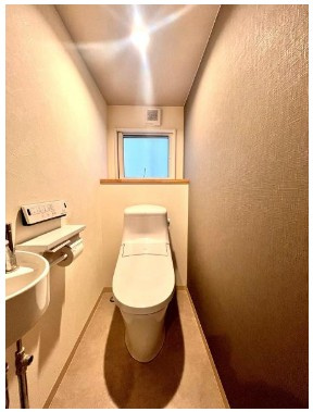 高知市針木東町　中古一戸建てのトイレ|すっきりデザインの温水洗浄便座付き
