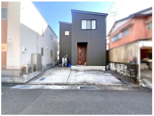 高知市針木東町　中古一戸建ての外観|黒×木目玄関。大人モダンな住まい