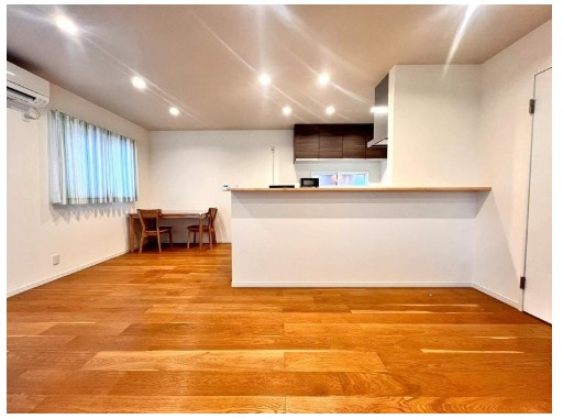 高知市針木東町　中古一戸建ての居間・リビング|木のぬくもり広がる、開放感LDK