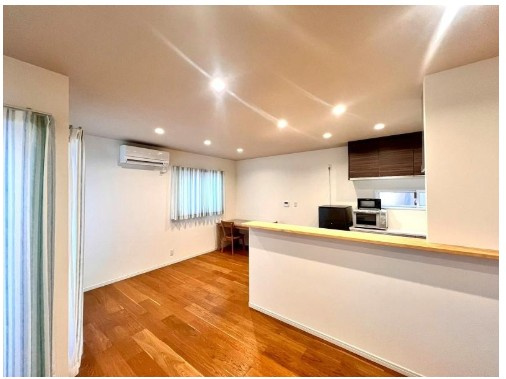 高知市針木東町　中古一戸建ての居間・リビング|明るさと落ち着きを両立した、心地いい空間