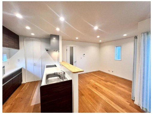 高知市針木東町　中古一戸建ての居間・リビング|家族を見守れる、開放感ある対面キッチン