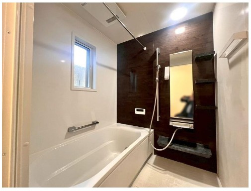 高知市針木東町　中古一戸建ての浴室|一日の疲れを癒す、ゆったりバスルーム