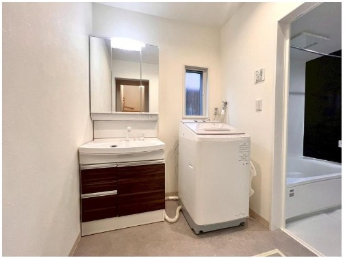 高知市針木東町　中古一戸建ての洗面所|窓付きで明るい、清潔感ある洗面空間