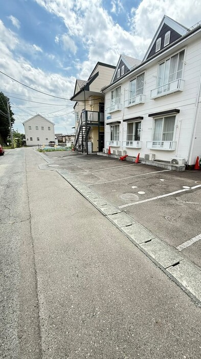 ホワイトコート前九年　Ａの駐車場