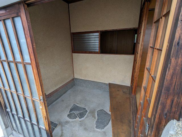 京町アパートの玄関