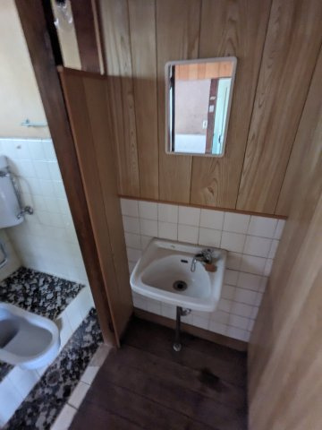 京町アパートの洗面所