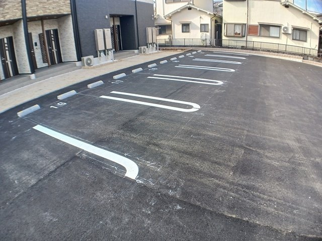 メゾングレーヌ東出Ｂの駐車場