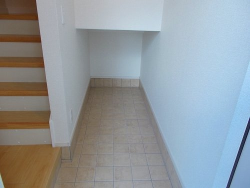 ソリッソ三条の玄関