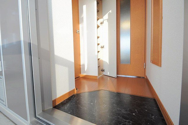 レオパレスぽぽらの玄関|シューズボックス有り。