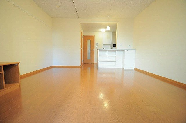 レオパレスぽぽらの居間・リビング|１Fはフローリング・2Fはカーペット仕様になります。