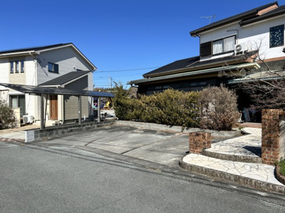 【駐車場】 | 宮崎売家 | 駐車場は並列3台駐車可能です。