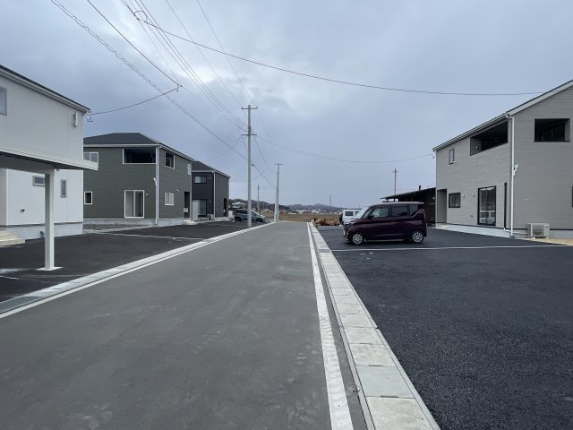 想定年間賃料108万　想定利回り5.74％　木造戸建の前面道路含む現地写真