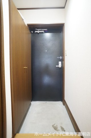 辻産業第１０ビルの玄関