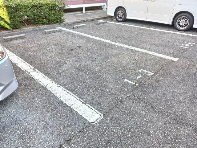 玲巧－ハイツ１の駐車場