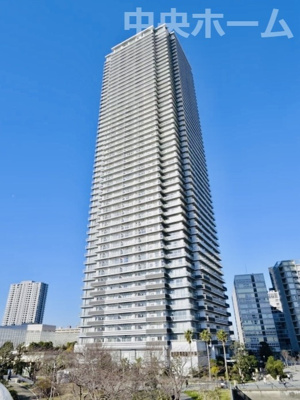 【外観】 | WコンフォートタワーズWEST | 平成16年築。ペットの飼育可能マンション。24時間有人管理。24時間ゴミ出しOK。宅配ボックス完備。オートロック。ゲストルームやキッズルーム、フィットネスルームなど共用施設が充実しています。