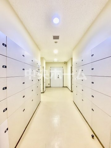 WコンフォートタワーズWESTの設備|【宅配ボックス】在宅時・不在時に関わらず、居住者の代わりに非対面で宅配物を受け取ってくれる便利な設備です。わかりやすくご説明致しますので見学時にはお部屋だけではなく共用部分もぜひチェックしてください。