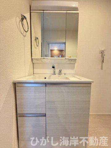 大磯町東小磯　新築戸建　全２棟の独立洗面台|三面鏡化粧台