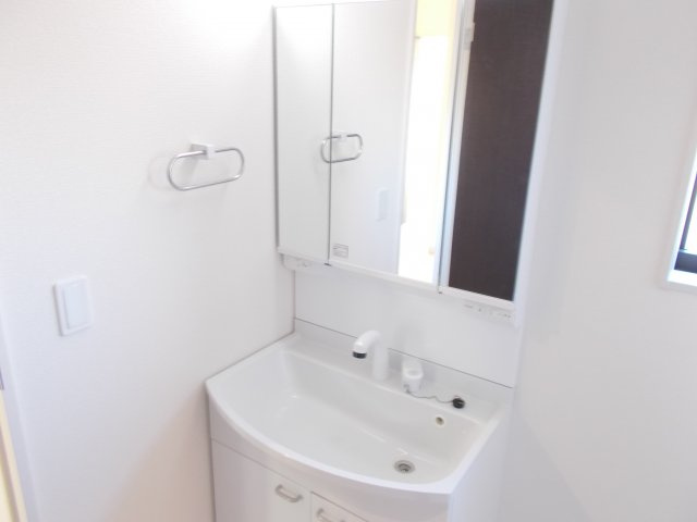 リーブルガーデンS前橋市江田町第４　１号棟の独立洗面台|シャワー水栓付き洗面台で朝の身支度もバッチリです！
洗面台には収納スペースもあり洗面室もすっきり片付きますよ！