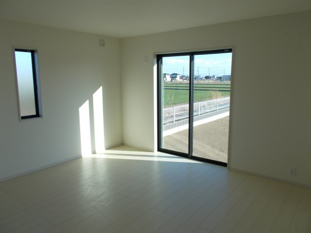 リーブルガーデンS前橋市江田町第４　１号棟の居間・リビング|カウンターキッチンなのでお料理をしながら会話もできます。
夕食の支度をしながら、お子様の様子も見られて自然と会話も増えますよ♪
