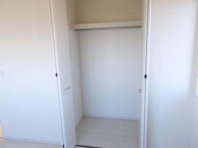 リーブルガーデンS前橋市江田町第４　１号棟の玄関|２階洋室1収納です