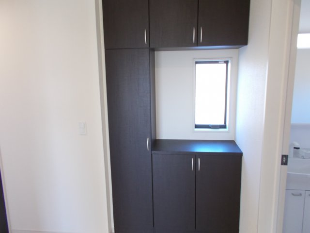 リーブルガーデンS前橋市江田町第４　１号棟の玄関|収納もある玄関です