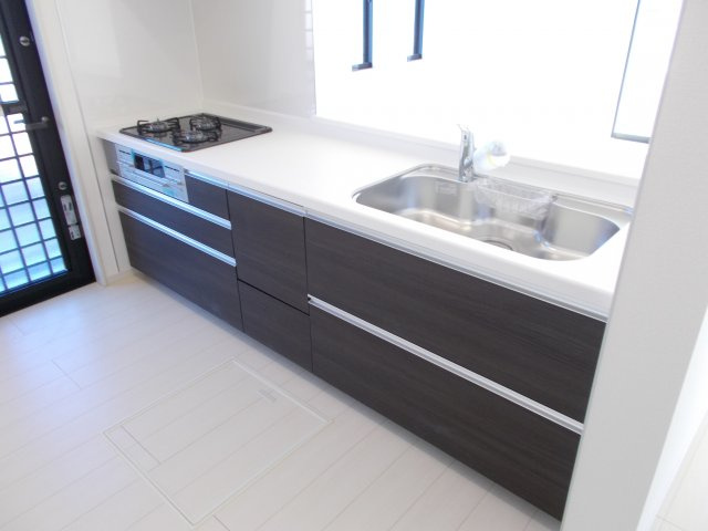 リーブルガーデンS前橋市江田町第４　１号棟のキッチン|人気のカウンターキッチン採用です☆ゴミ出しに便利な勝手口付き！
コンロも３口ご用意しています！調理スペースも広くストレスなくお料理できます。
浄水器つきなので美味しいお水も飲めますよ♪