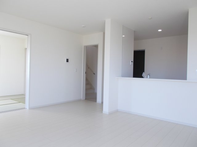 リーブルガーデンS前橋市江田町第４　１号棟の居間・リビング|人気の対面式キッチンを配した空間はお好みの家具も合わせやすく、家族がくつろぐ快適な空間造りをサポート。窓からは明るい陽光が差し込みます。