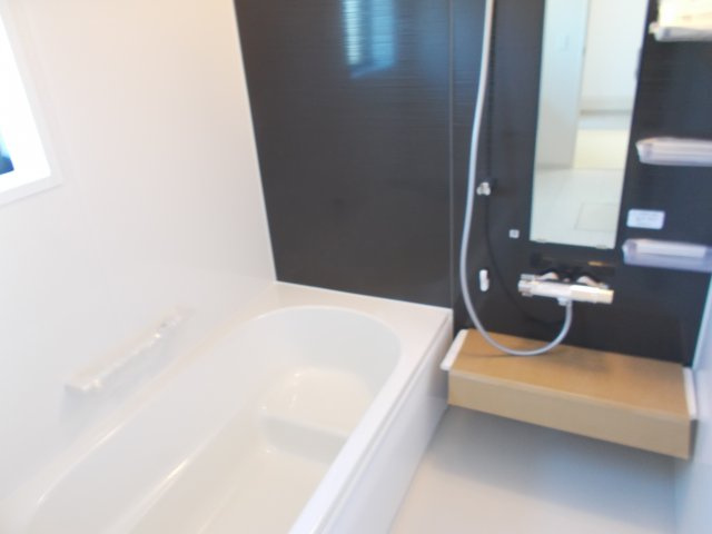 リーブルガーデンS前橋市江田町第４　１号棟の浴室|１坪タイプのフルオートバスです！
足を延ばして入れる広さなので一日の疲れも癒されますよ♪
室内物干しや浴室乾燥機もあるのでお天気の悪い日にはランドリースペースとしてもご利用できます！
